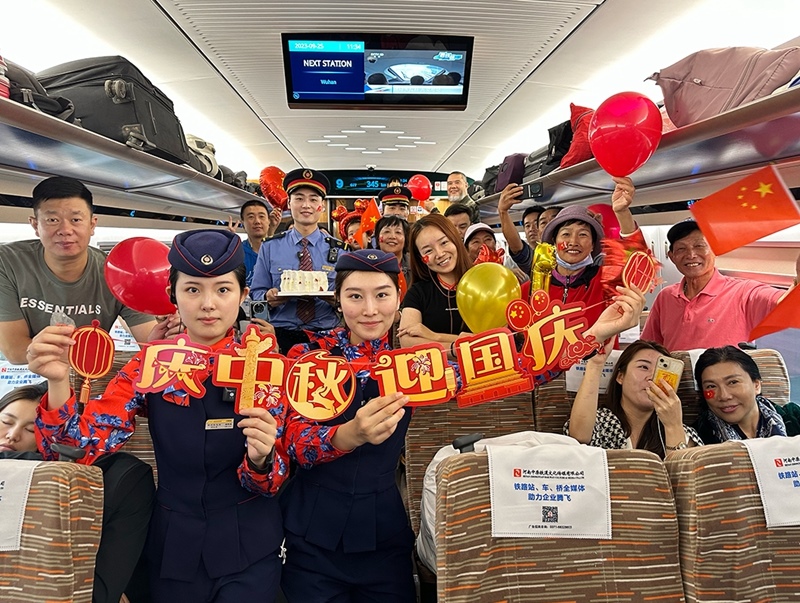 孫柄全與班組人員、旅客共同“慶中秋，迎國慶”。受訪者供圖