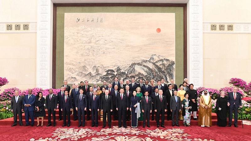 2019年4月26日，習(xí)近平主席和夫人彭麗媛在北京人民大會堂舉行宴會，歡迎出席第二屆“一帶一路”國際合作高峰論壇的外方領(lǐng)導(dǎo)人夫婦及嘉賓。這是習(xí)近平和彭麗媛同外方領(lǐng)導(dǎo)人夫婦及嘉賓合影留念。