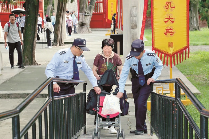 三孔派出所民警貼心幫助游客。胡勇攝