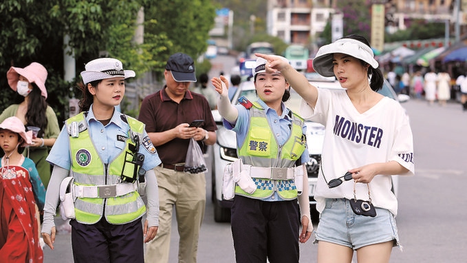 女子中隊隊員在小七孔景區(qū)給游客指路。莫玄毅攝