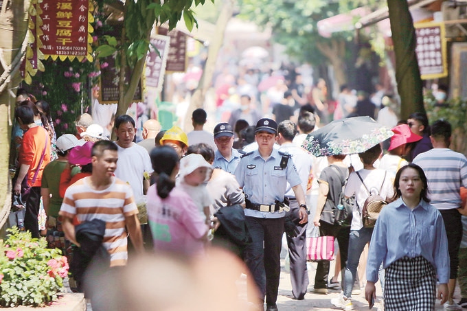 李莊派出所民警在古鎮(zhèn)景區(qū)巡邏。胡澎攝