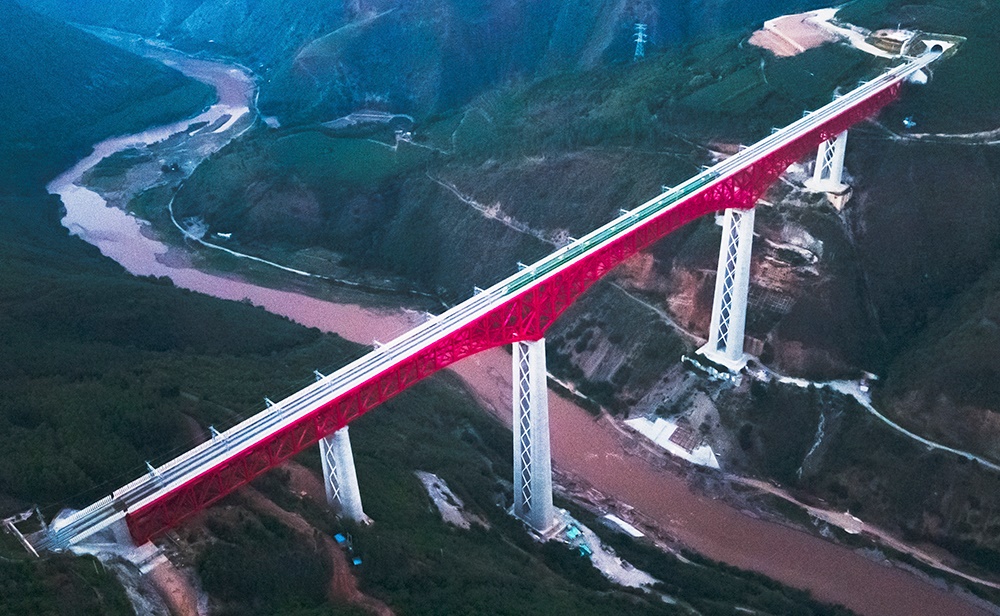 中老鐵路首發(fā)列車駛過中國云南省元江哈尼族彝族傣族自治縣境內(nèi)的元江雙線特大橋（2021年12月3日攝，無人機照片）。