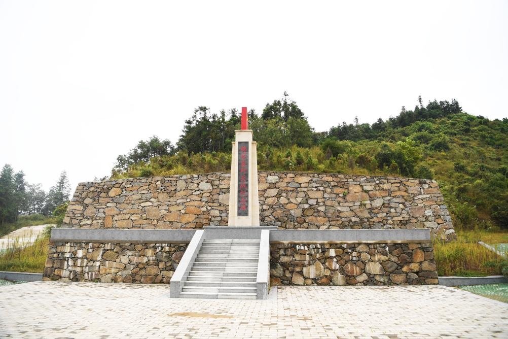 這是9月27日拍攝的田鋪大塆后山上的“韓家寨殲滅戰(zhàn)紀(jì)念碑”。新華社記者張浩然攝