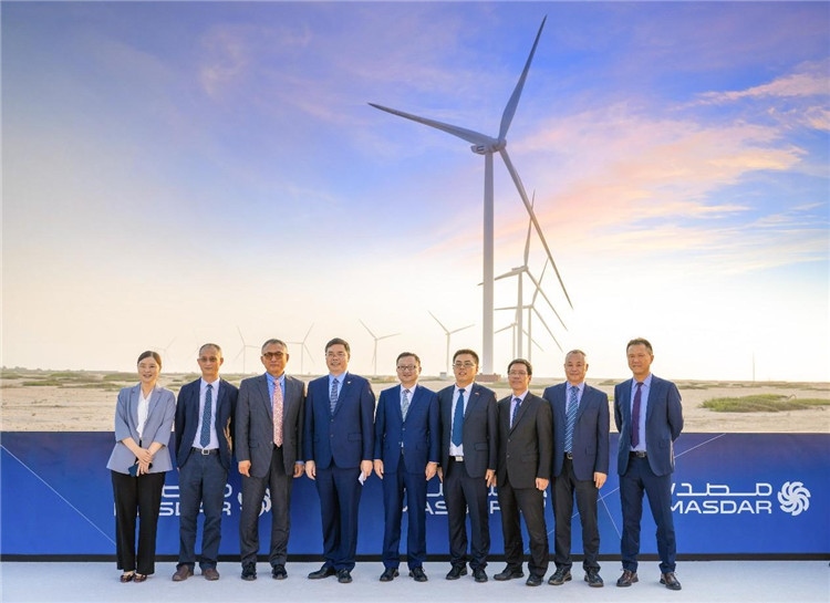 中方建設(shè)者在風電場合影。中國電建供圖
