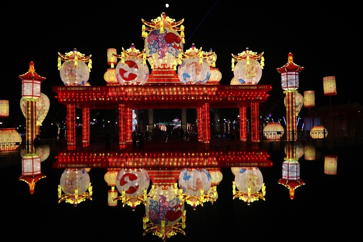 中秋國(guó)慶期間，南岳祝融文旅小鎮(zhèn)舉辦祝融花燈節(jié)。曹正平攝