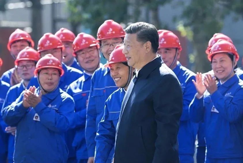 △2018年9月26日，習近平總書記來到中國一重集團，同工人親切交流。