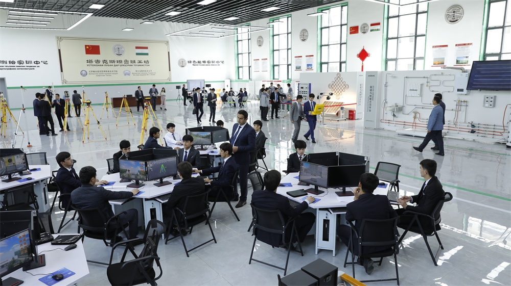 4月12日，學生們在塔吉克斯坦首都杜尚別的魯班工坊內(nèi)學習與實踐。新華社發(fā)（奧斯帕諾夫攝）