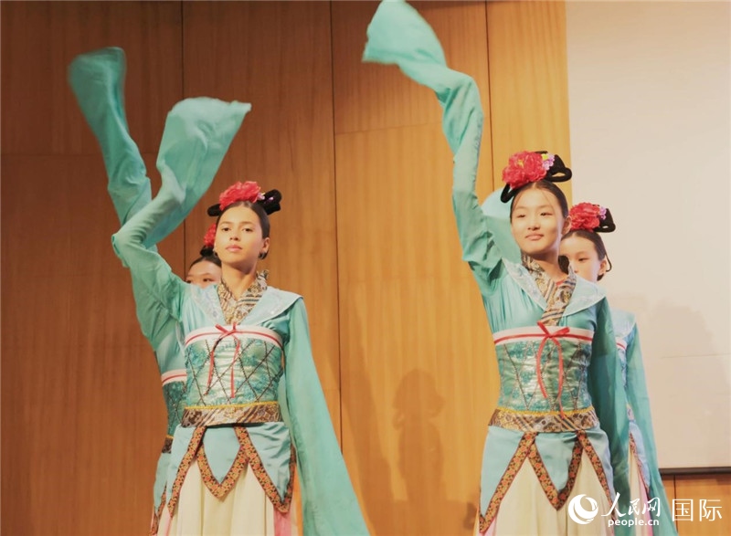 兩國(guó)文化志愿者共同表演中國(guó)傳統(tǒng)舞蹈。人民網(wǎng)記者 陳海琪攝