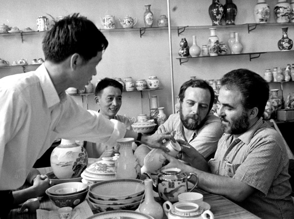 ↑ 在1978年的廣交會上，意大利客商在洽談選購景德鎮(zhèn)瓷器。