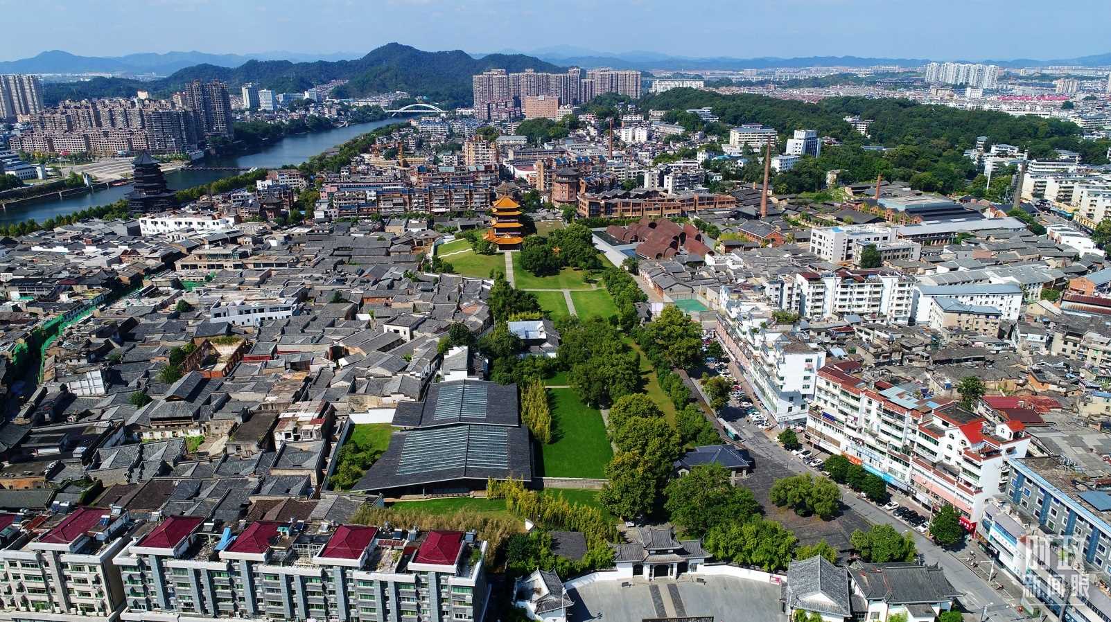 △景德鎮(zhèn)陶陽(yáng)里歷史文化街區(qū)俯瞰。（總臺(tái)央視記者范凱拍攝）