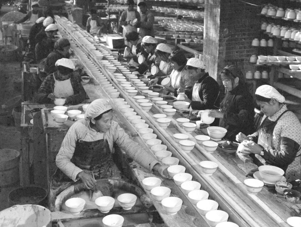 ↑ 1978年，景德鎮(zhèn)為民瓷廠工人生產(chǎn)日用瓷。