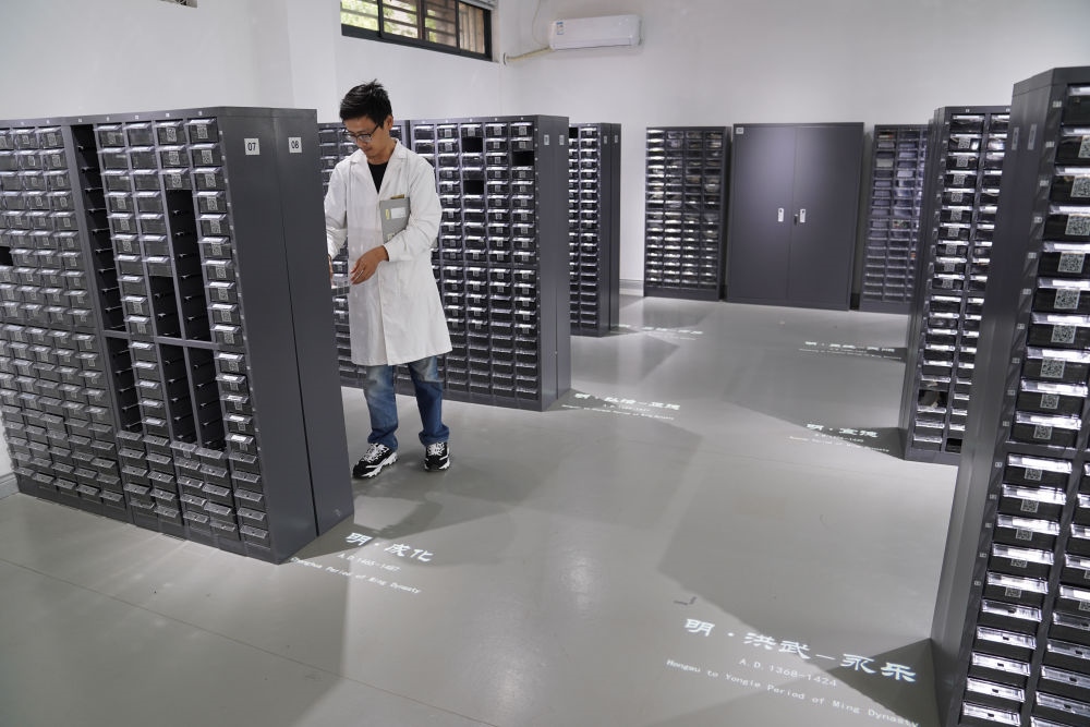 ↑工作人員在古陶瓷基因庫里工作（2023年5月16日攝）。