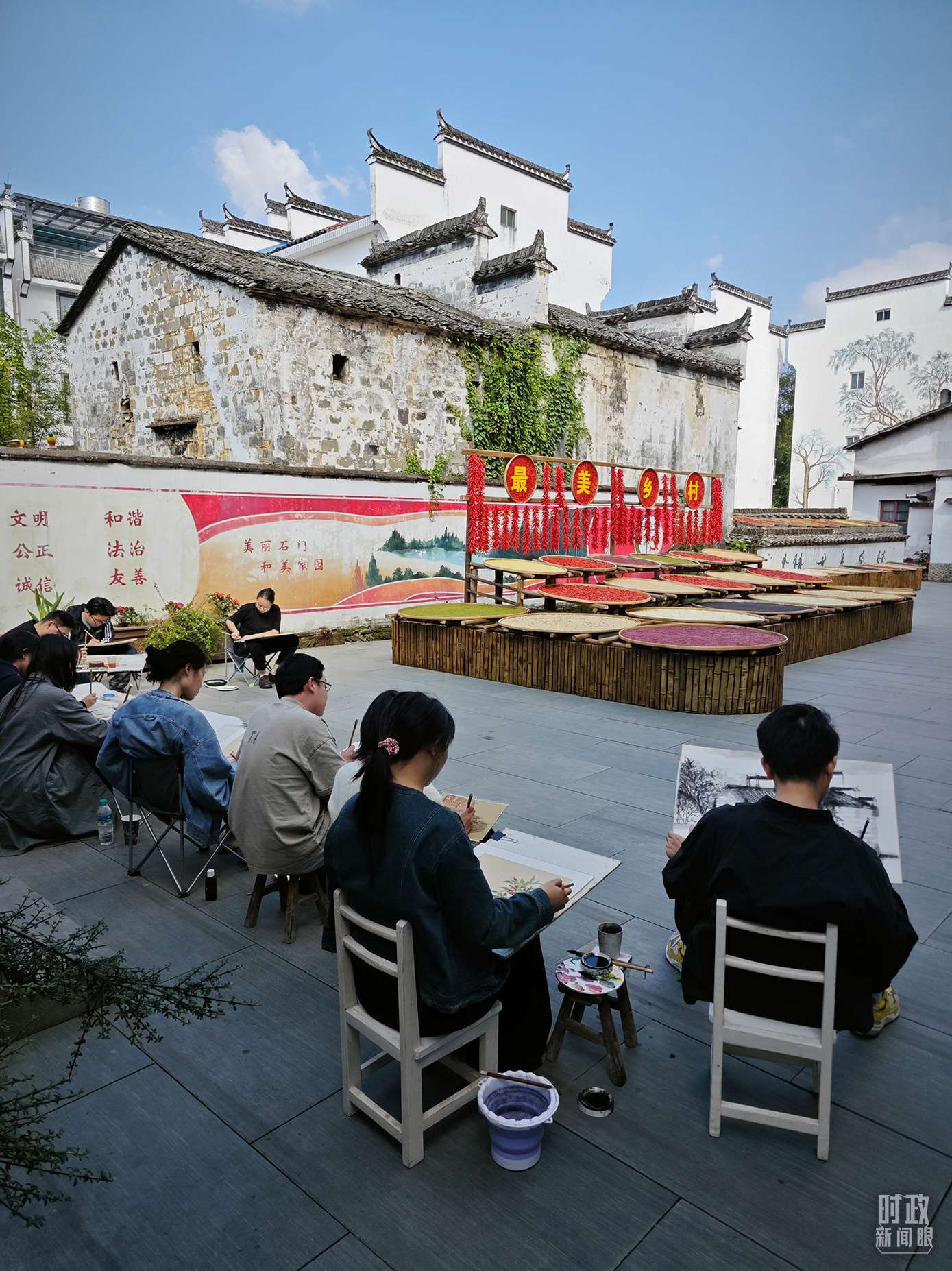 △來(lái)自中國(guó)美術(shù)學(xué)院的同學(xué)在石門村寫生。（總臺(tái)央視記者郁振一拍攝）