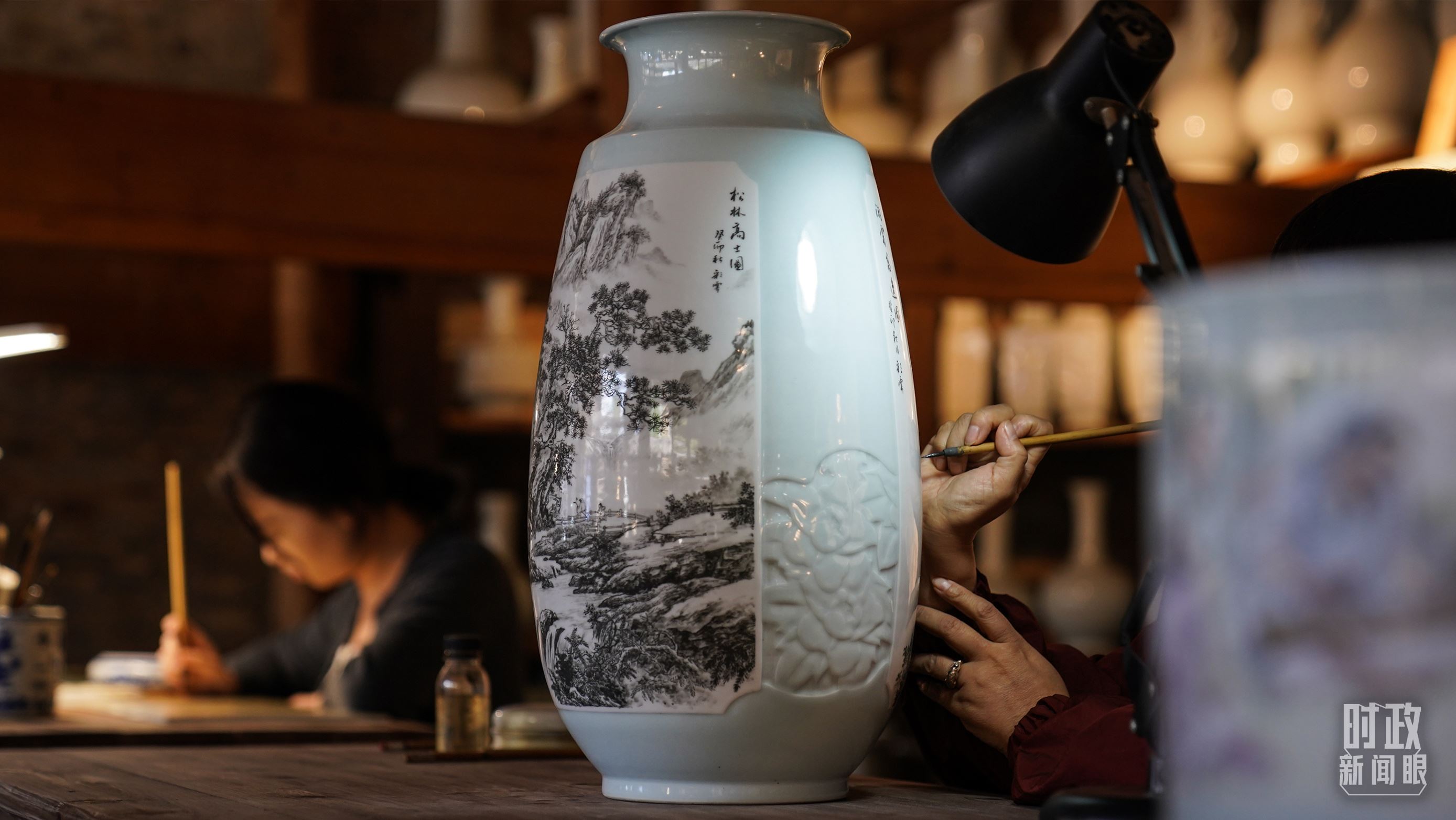 △陶瓷畫師正在繪制瓷器。（總臺(tái)國(guó)廣記者李晉拍攝）