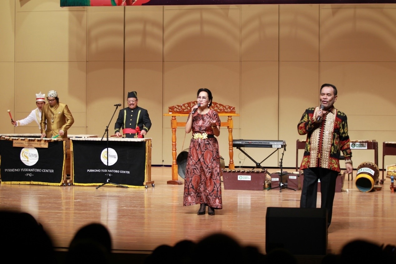 印尼駐華大使周浩黎及夫人艾茜薇演唱中文歌曲《月亮代表我的心》。印尼駐華大使館供圖