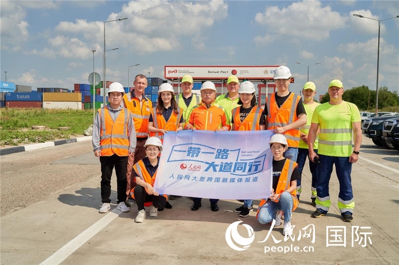 人民網(wǎng)記者在莫斯科別雷拉斯特物流中心采訪。