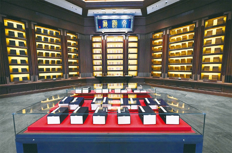 建設(shè)中國(guó)國(guó)家版本館，是以習(xí)近平同志為核心的黨中央作出的重大決策，是文明大國(guó)建設(shè)的基礎(chǔ)工程，是功在當(dāng)代、利在千秋的標(biāo)志性文化工程，充分體現(xiàn)了我們黨傳承發(fā)展中華文化的高度自覺(jué)、汲取歷史智慧更好走向未來(lái)的歷史主動(dòng)。圖為2023年5月拍攝的中國(guó)國(guó)家版本館中央總館文瀚廳。 新華社發(fā)