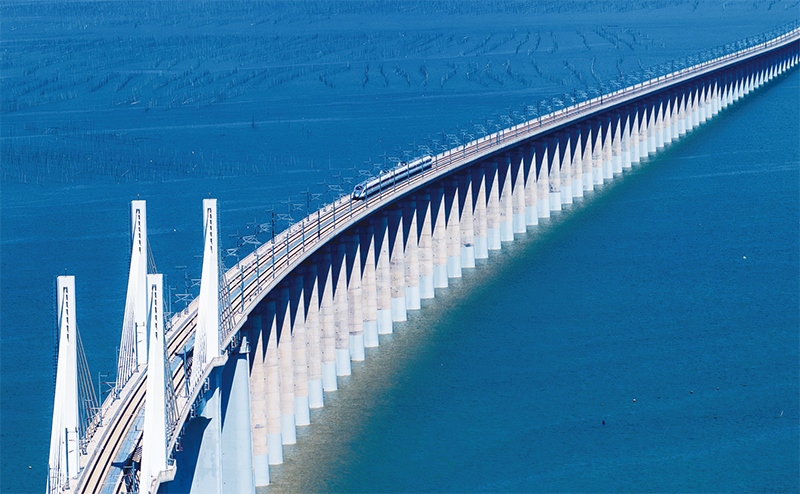 2023年9月28日，中國(guó)首條時(shí)速350公里跨海高鐵——福廈高鐵正式開通運(yùn)營(yíng)。圖為一列運(yùn)行試驗(yàn)車組駛過(guò)福廈高鐵湄洲灣跨海大橋（9月19日攝，無(wú)人機(jī)照片）。 新華社記者 魏培全/攝