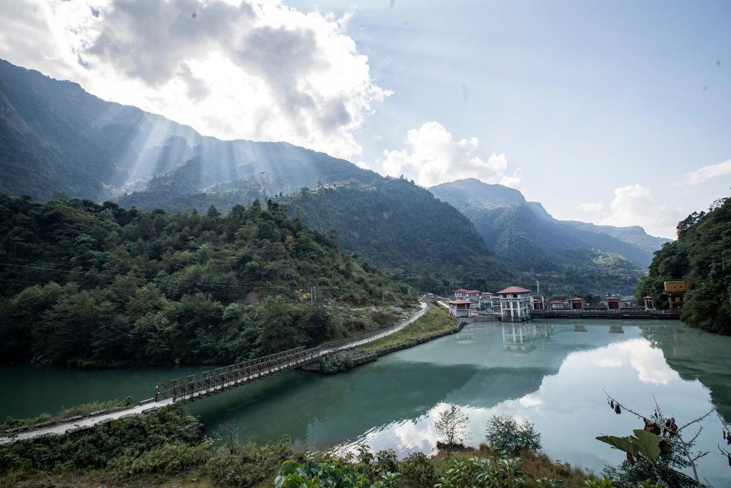 這是2022年11月8日拍攝的尼泊爾上馬相迪A水電站大壩。上馬相迪A水電站位于尼泊爾西部勒姆宗縣，2013年1月開(kāi)工建設(shè)，2017年1月1日投入商業(yè)運(yùn)營(yíng)。該水電站投入運(yùn)營(yíng)以來(lái)，極大緩解了尼泊爾電力緊缺局面。新華社發(fā)（哈里·馬哈爾詹 攝）