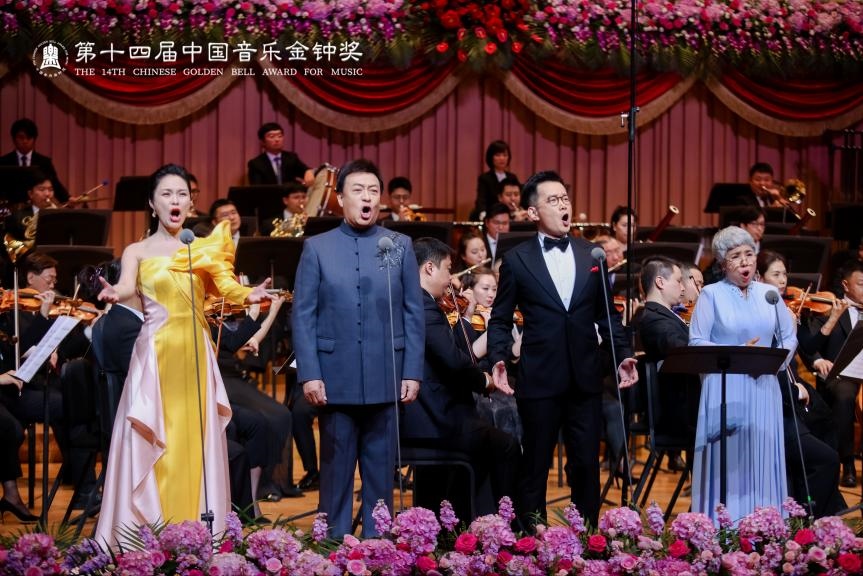 龔爽（左一）、呂繼宏（左二）、石倚潔（右二）、迪里拜爾（右一）四位藝術家領唱《領航》。主辦方供圖