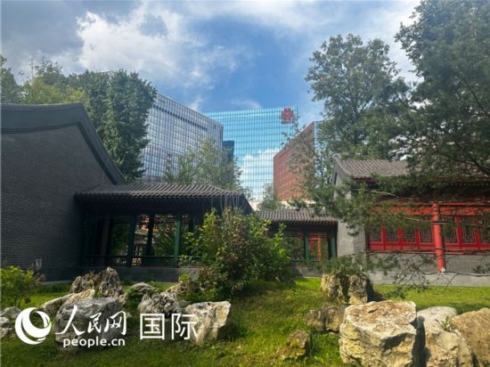 莫斯科中國(guó)貿(mào)易中心的中式園林“華銘園”一角。人民網(wǎng)記者 申佳平攝