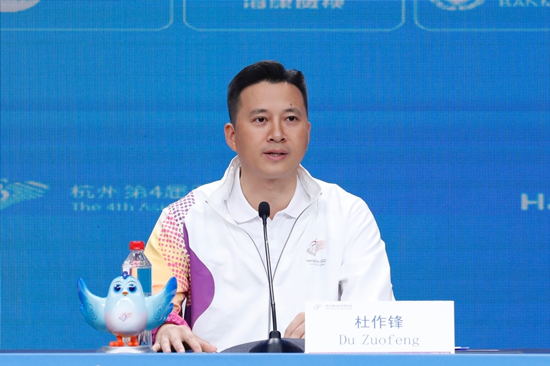 杭州亞殘運會火炬?zhèn)鬟f指揮中心副指揮長杜作鋒介紹火炬?zhèn)鬟f工作安排。杭州亞殘組委供圖