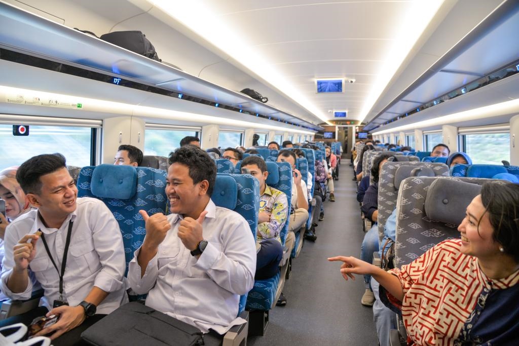 10月17日，乘客在行駛中的雅萬高鐵高速動車組列車車廂內(nèi)交談。