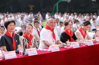 圖②：全國人大代表與朵力小學(xué)學(xué)生一起聽課。