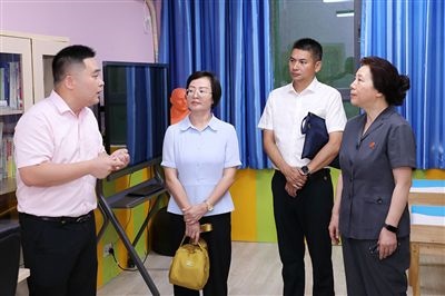 圖③：“小公民法律課堂”開講前，全國人大代表殷其龍（右二）、重慶市人大代表李自玲（左二）聽取楊家坪中學(xué)負(fù)責(zé)人關(guān)于未成年人思想教育工作情況的介紹。
