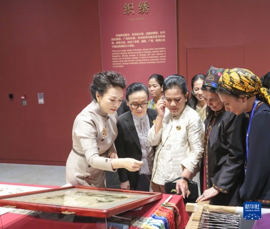  10月18日上午，國家主席習近平夫人彭麗媛邀請出席第三屆“一帶一路”國際合作高峰論壇的外方領(lǐng)導人夫人參觀中國工藝美術(shù)館（中國非物質(zhì)文化遺產(chǎn)館）。這是彭麗媛同外方領(lǐng)導人夫人觀看刺繡。新華社記者 殷博古 攝