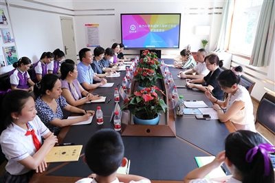 圖⑤：法治宣講結(jié)束后，重慶五中院組織召開座談會(huì)，聽取人大代表和朵力小學(xué)教師、家長代表對(duì)法院未成年人保護(hù)工作的意見建議。