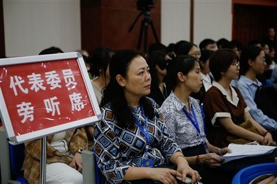 圖④：重慶五中院在西南政法大學(xué)開庭審理一起執(zhí)行異議之訴二審案，重慶市人大代表張濤（左一）、周藝梅（左二）和學(xué)生一起觀摩庭審。