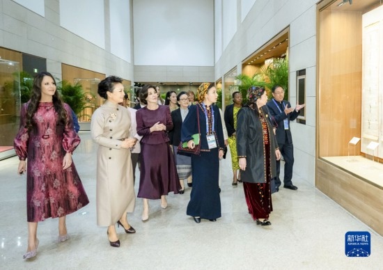  10月18日上午，國家主席習近平夫人彭麗媛邀請出席第三屆“一帶一路”國際合作高峰論壇的外方領(lǐng)導人夫人參觀中國工藝美術(shù)館（中國非物質(zhì)文化遺產(chǎn)館）。這是彭麗媛同外方領(lǐng)導人夫人聽取中華戲曲文化介紹。新華社記者 翟健嵐 攝