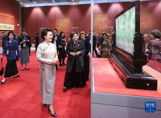  10月18日上午，國家主席習近平夫人彭麗媛邀請出席第三屆“一帶一路”國際合作高峰論壇的外方領(lǐng)導人夫人參觀中國工藝美術(shù)館（中國非物質(zhì)文化遺產(chǎn)館）。這是彭麗媛同外方領(lǐng)導人夫人參觀展品。新華社記者 丁林 攝