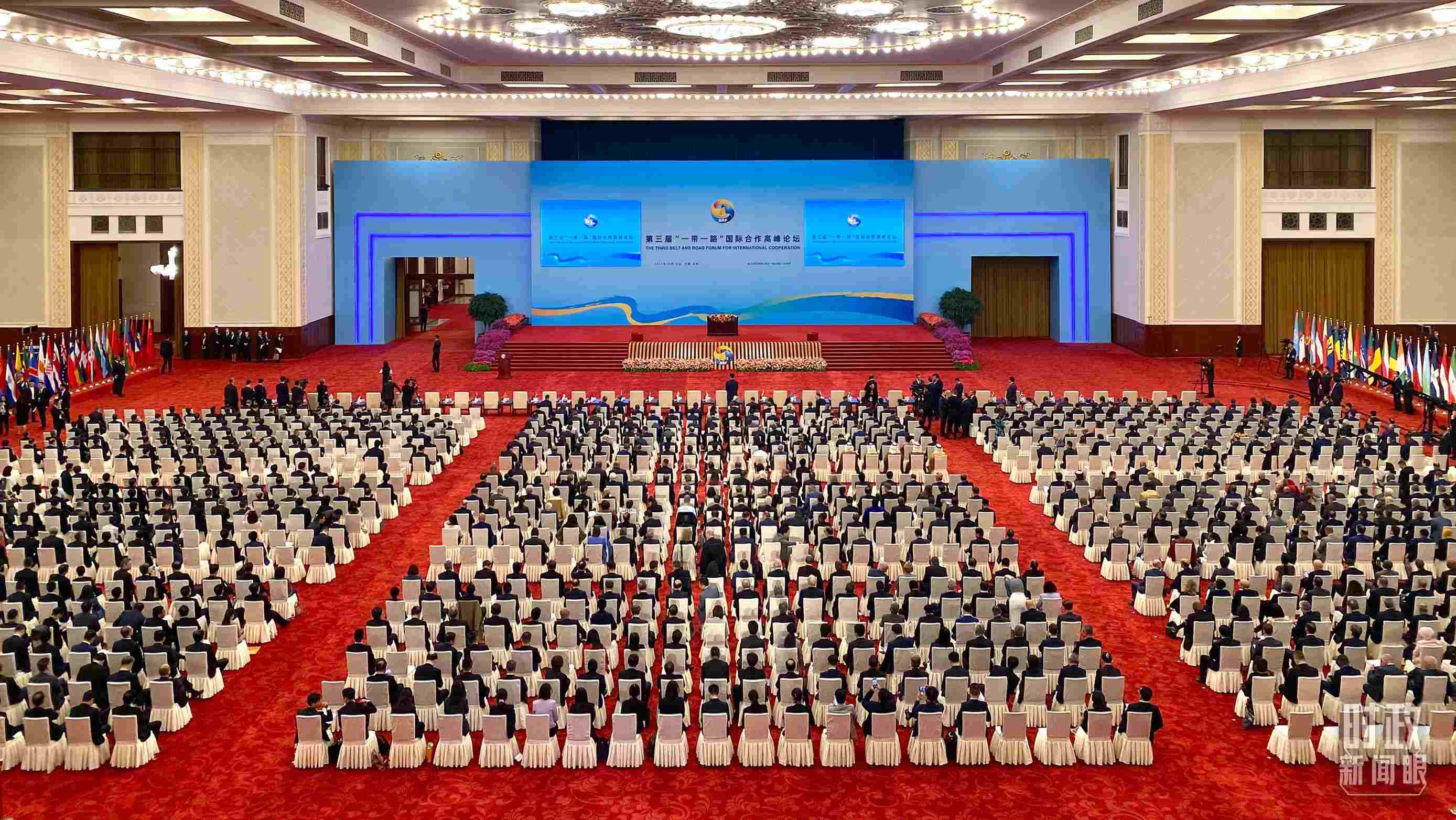△人民大會(huì)堂宴會(huì)廳。這是開(kāi)幕式之前的現(xiàn)場(chǎng)。（總臺(tái)央視記者李增仁拍攝）