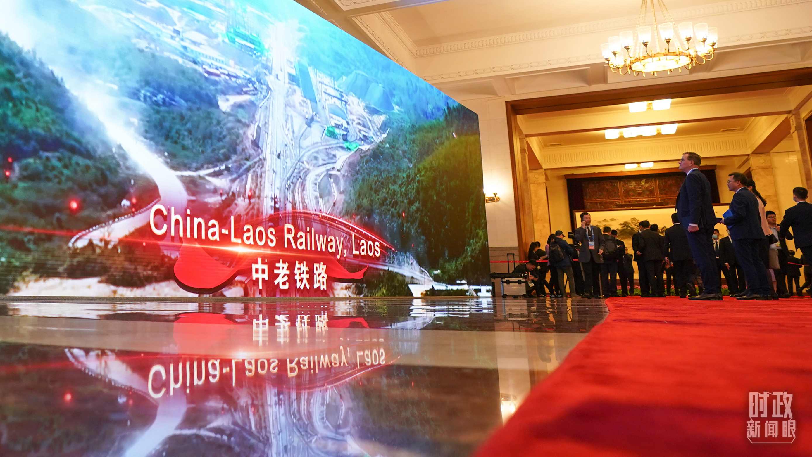 △人民大會(huì)堂，參會(huì)人員駐足了解“一帶一路”標(biāo)志性項(xiàng)目。（總臺(tái)國(guó)廣記者李晉拍攝）