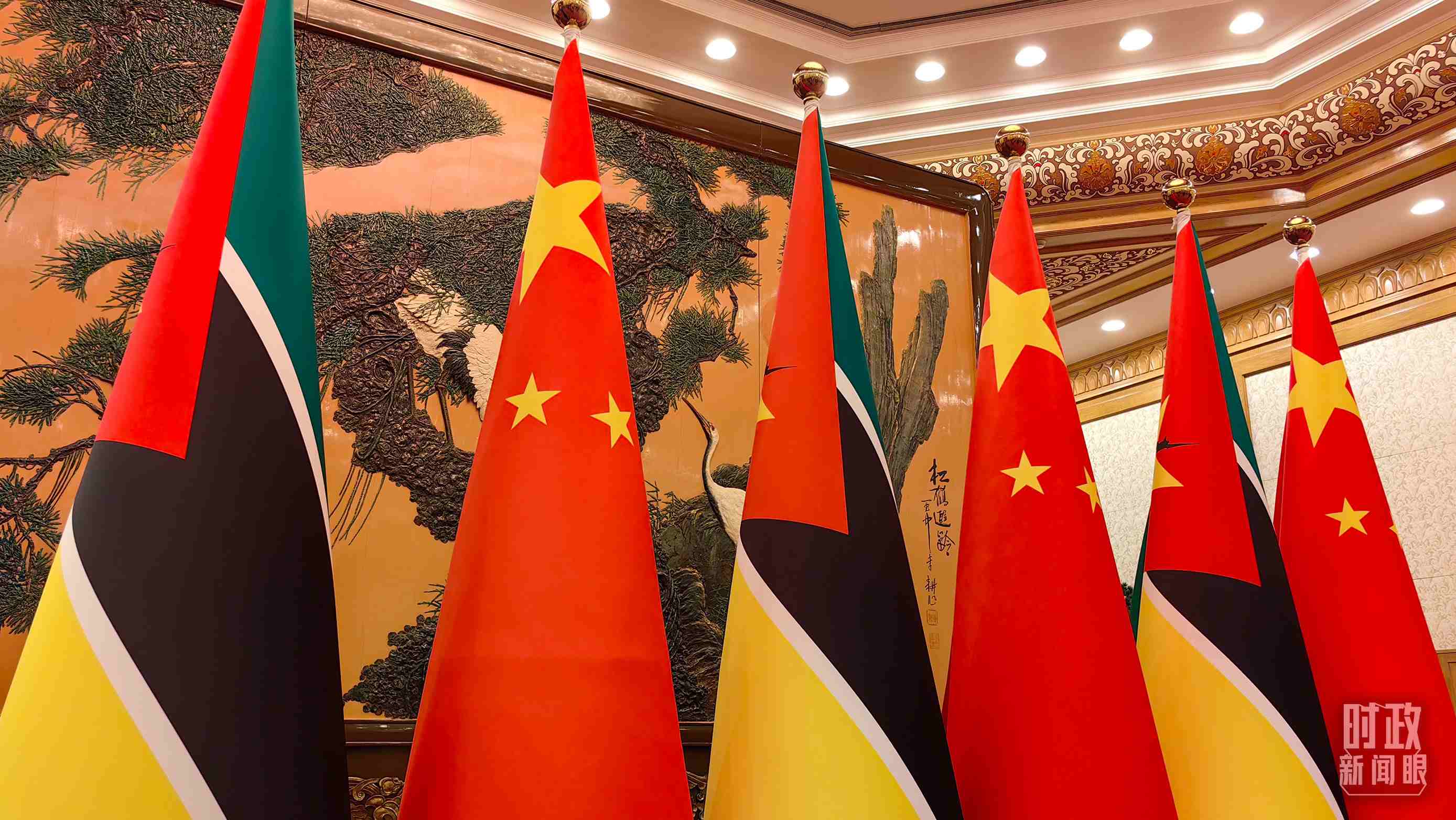 △會(huì)見(jiàn)現(xiàn)場(chǎng)，中國(guó)、莫桑比克兩國(guó)國(guó)旗。（總臺(tái)央廣記者潘毅拍攝）