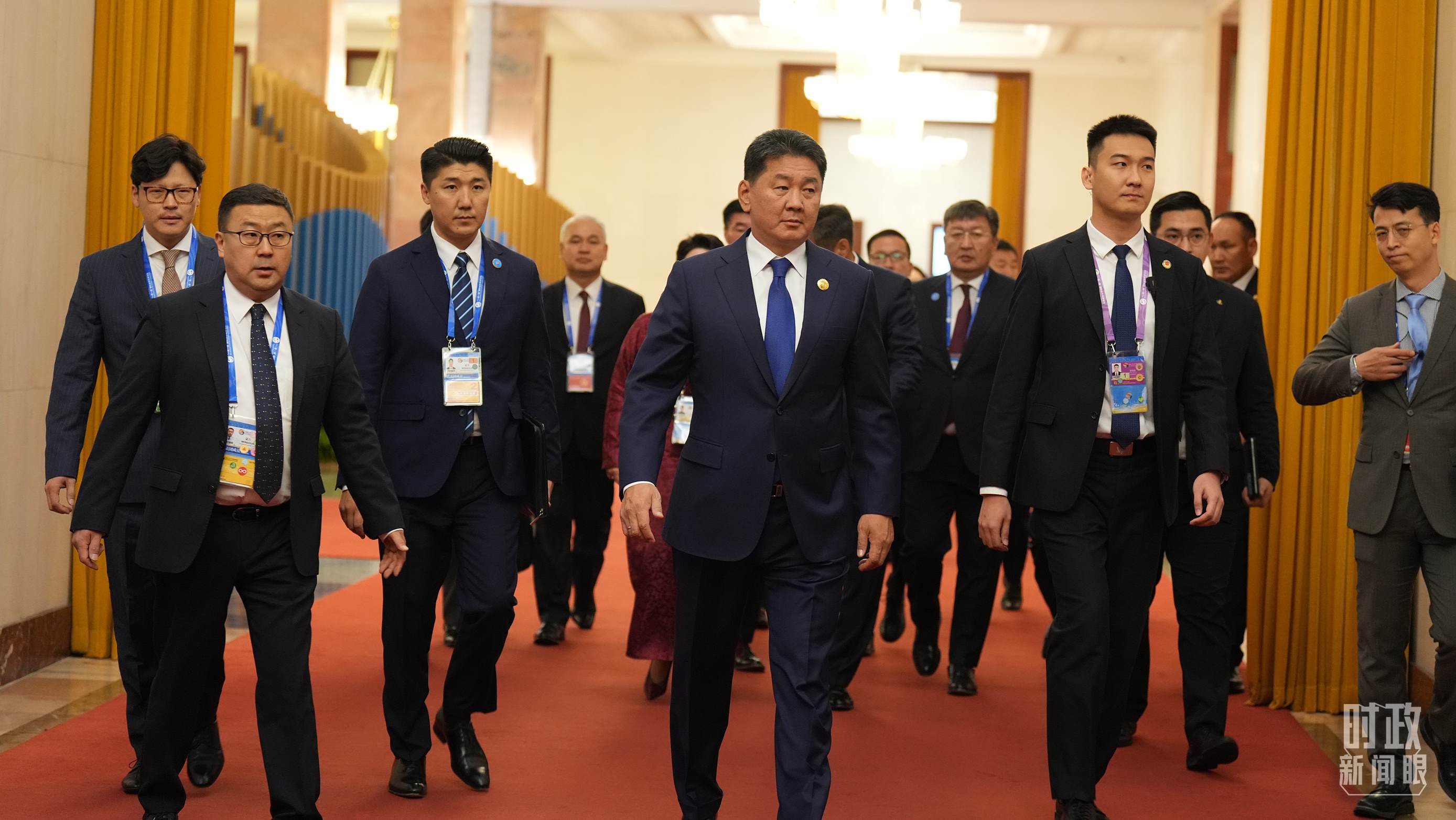 △人民大會(huì)堂，蒙古國(guó)總統(tǒng)呼日勒蘇赫走向會(huì)見(jiàn)廳。（總臺(tái)國(guó)廣記者李晉拍攝）
