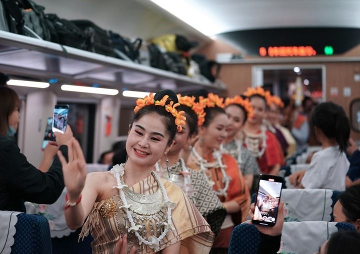 老撾工作人員在中老鐵路上開(kāi)行的D887次國(guó)際旅客列車上表演（4月13日攝）。新華社記者 邢廣利 攝