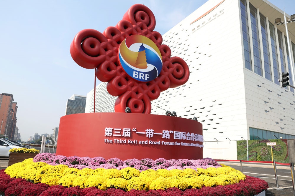 這是在北京國(guó)家會(huì)議中心附近拍攝的“一帶一路”國(guó)際合作高峰論壇景觀布置（2023年10月17日攝）。新華社記者 陳斌 攝