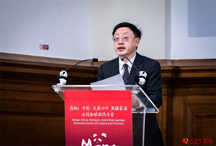 四川省文化和旅游廳廳長戴允康作文化旅游推介。人民網(wǎng) 郭錦標攝