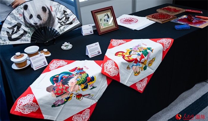 活動現(xiàn)場的現(xiàn)場文創(chuàng)展、互動體驗區(qū)、非遺區(qū)展示。人民網(wǎng) 郭錦標攝