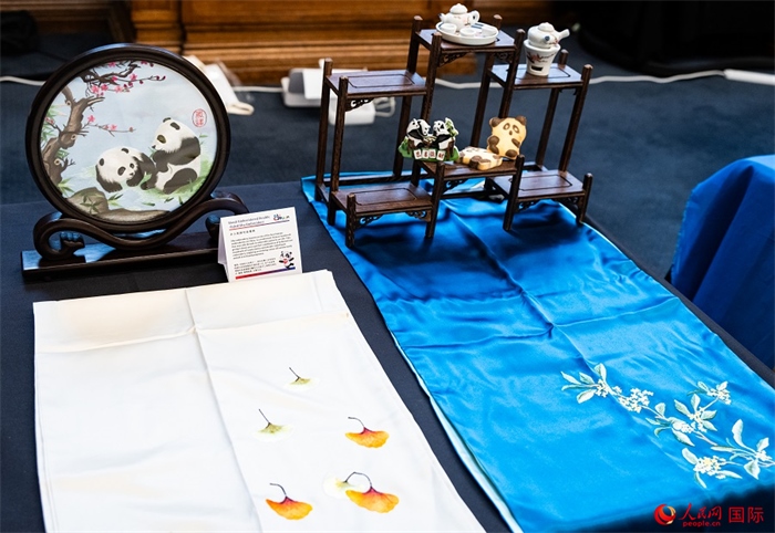 活動現(xiàn)場的現(xiàn)場文創(chuàng)展、互動體驗區(qū)、非遺區(qū)展示。人民網(wǎng) 郭錦標攝