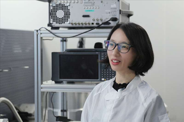 李婧在中國科學(xué)院紫金山天文臺毫米波和亞毫米波技術(shù)實(shí)驗(yàn)室。（受訪者供圖）