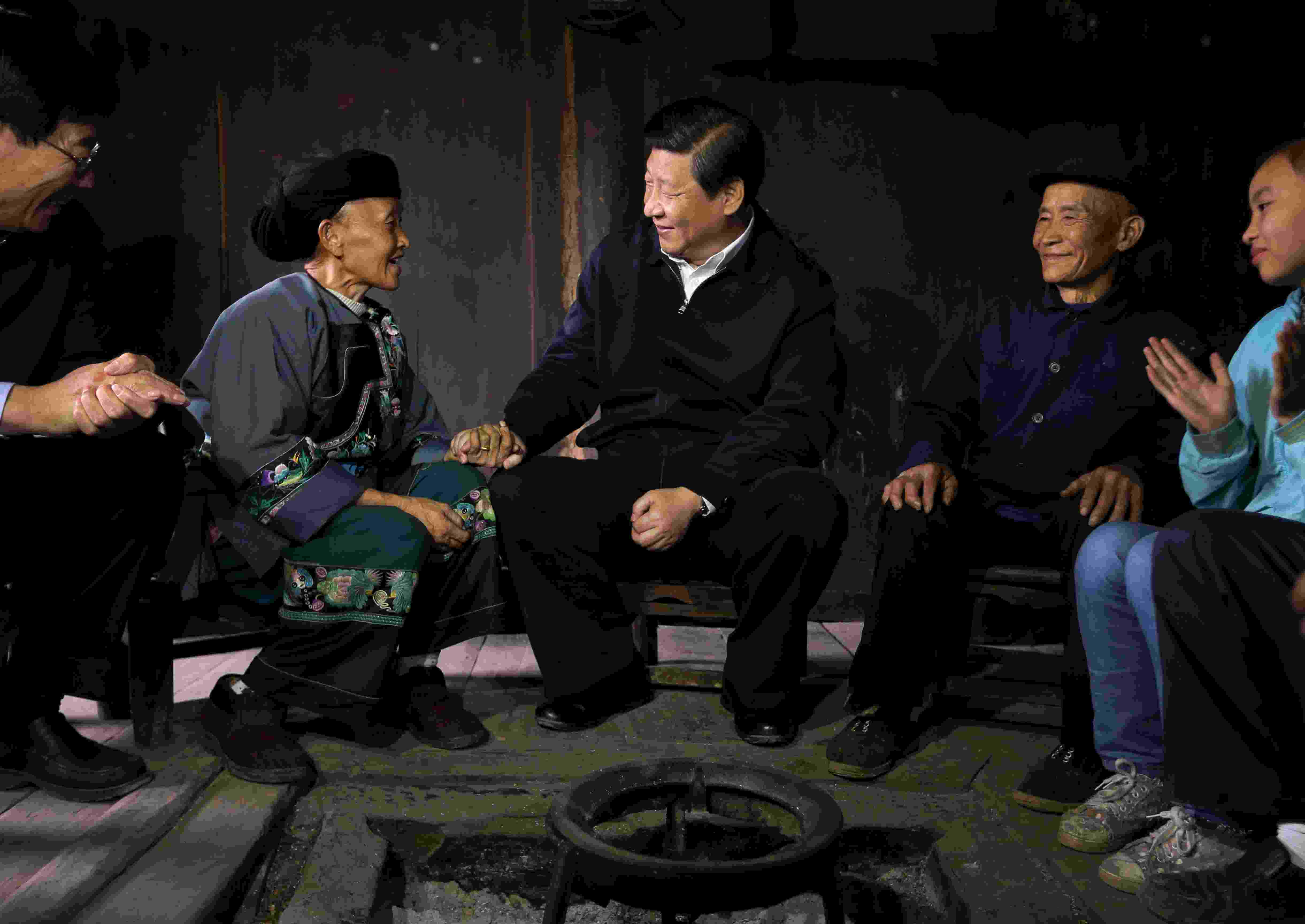 2013年11月3日，習(xí)近平在湖南花垣縣十八洞村，與石拔三老人握手交談。