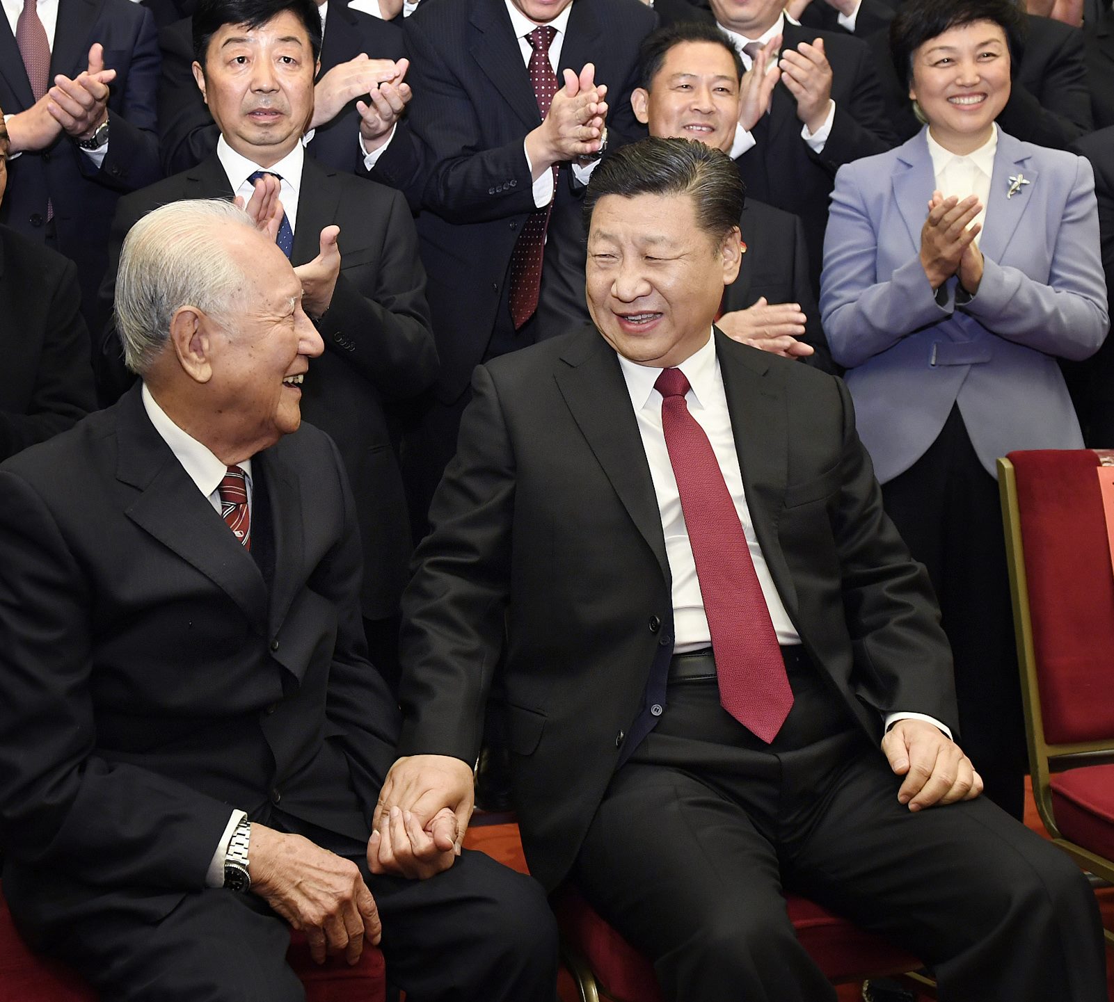 2017年11月17日，全國(guó)精神文明建設(shè)表彰大會(huì)在北京人民大會(huì)堂舉行。圖為習(xí)近平邀請(qǐng)黃旭華代表坐在自己身邊合影。