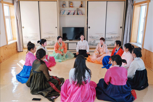 2023年6月，楊麗娜（后中）對擔(dān)任民宿管家的光東村村民們進(jìn)行標(biāo)準(zhǔn)化培訓(xùn)。（新華社記者金津秀攝）
