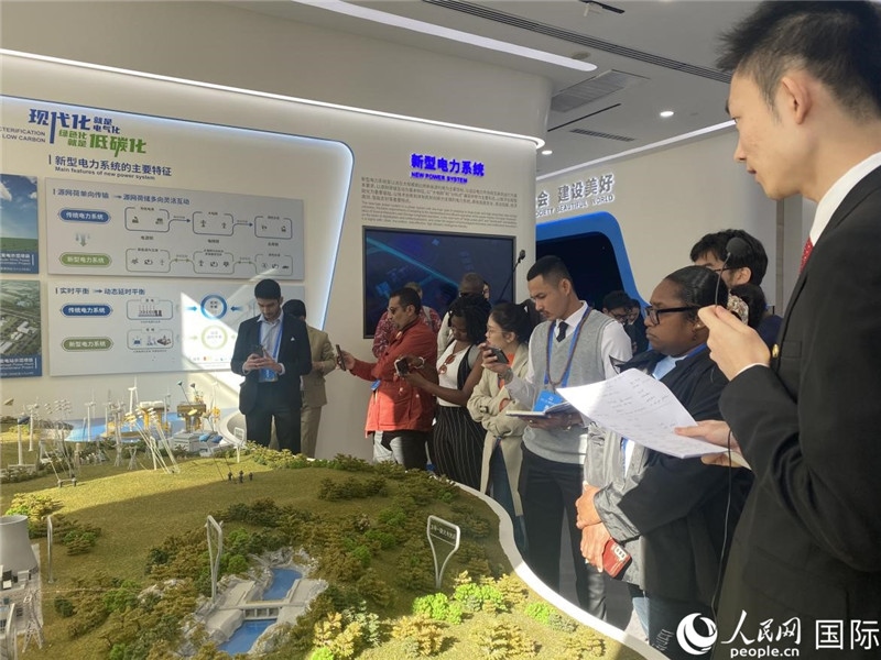 2023“一帶一路”媒體合作論壇聯(lián)合采訪團(tuán)參訪中國(guó)能建。人民網(wǎng)記者 于洋攝