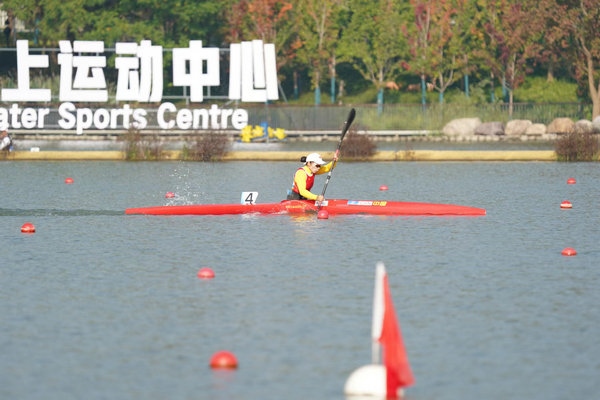 10月23日，杭州第4屆亞殘運會皮劃艇女子KL1級比賽，中國隊選手謝毛三在比賽中。人民網(wǎng)記者 李乃妍攝