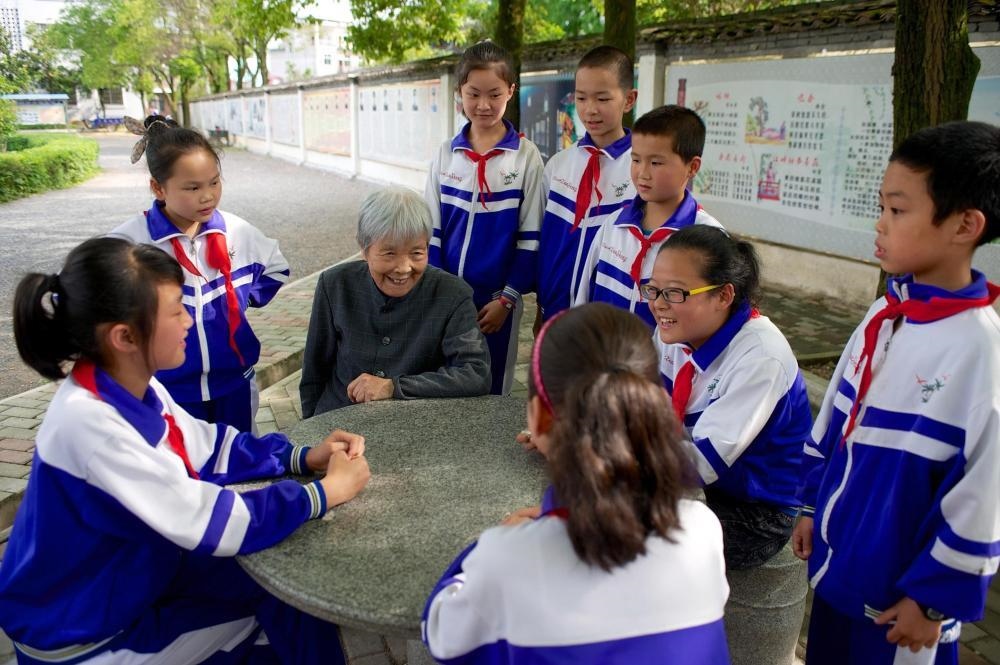 △2013年5月21日，龔全珍老人和江西萍鄉(xiāng)市蓮花縣的孩子們在一起。